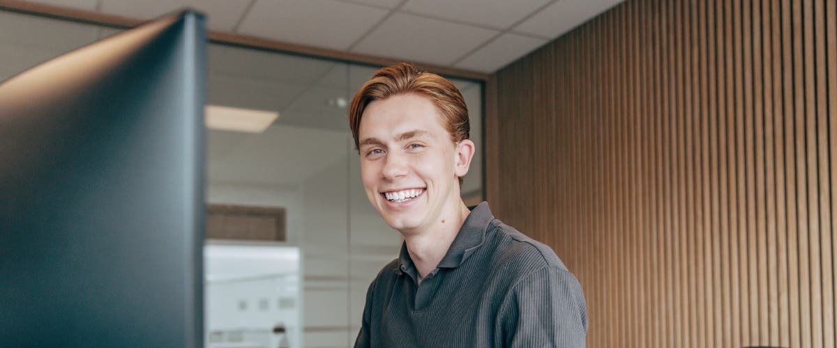 Glad kontorsarbetare